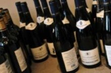 Россия, Санкт-Петербург. Георг Ридель дегустирует вино в своих новых бокалах Vinum XL в Галерее Дизайна/bulthaup.