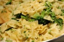 Туда же добавляем брокколи и макароны.